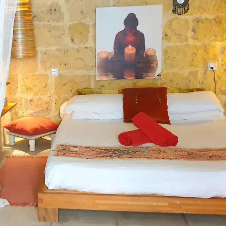 Bed & Breakfast Bedroom Buddha External Bathroom